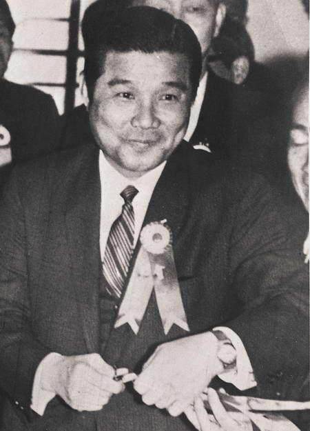 此人曾是香港探长,位高权重,却因贪污罪潜逃,儿子是娱乐圈大佬_吕乐