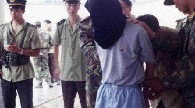 他是凶狠悍匪,跟过2个黑帮老大,行凶时有一癖好,喜欢摘下面罩_马尚忠