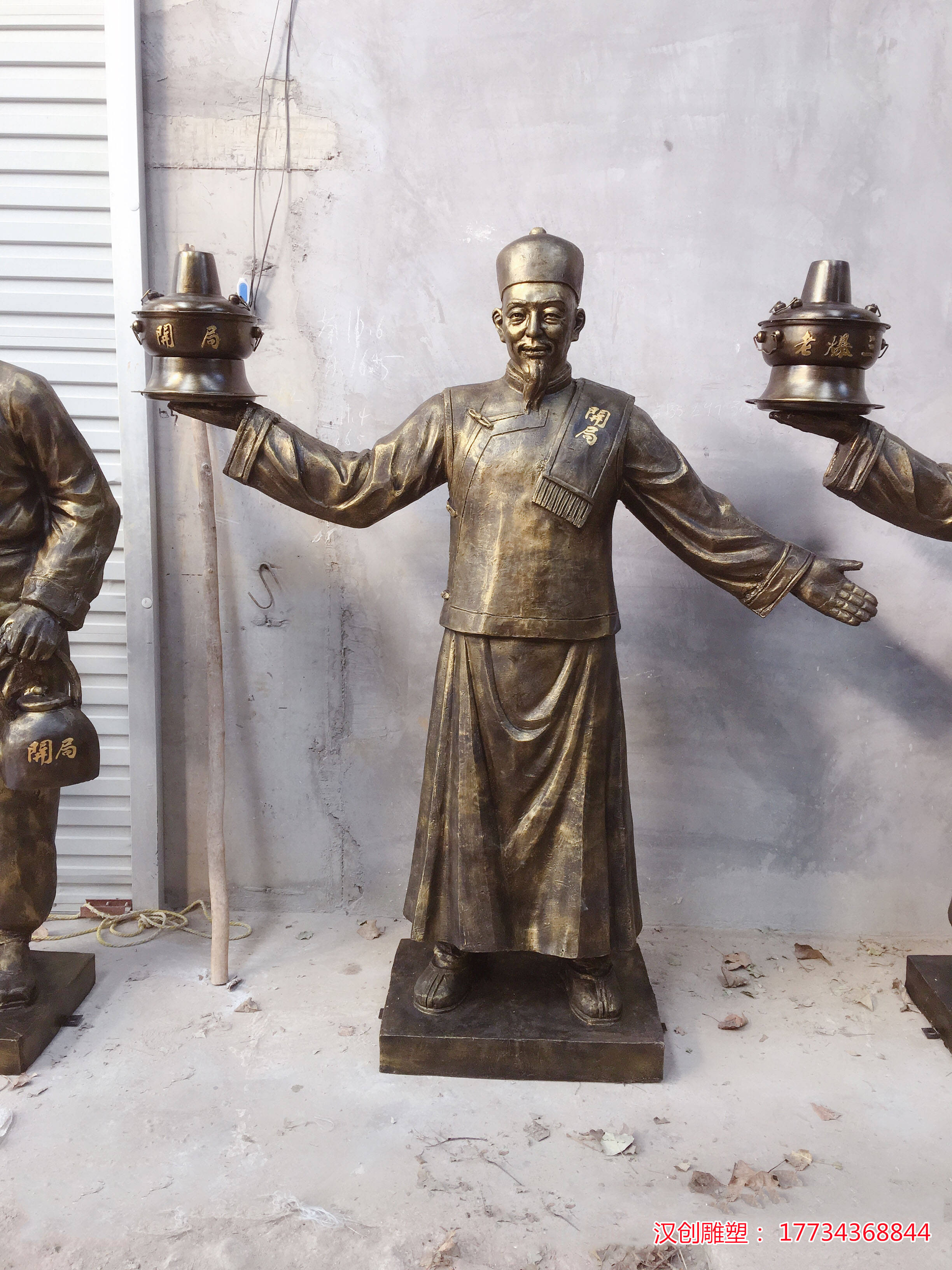 玻璃钢仿铜迎宾店小二雕塑迎宾民俗小品雕像