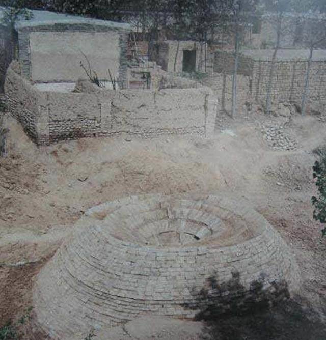 在30年前的河北磁县湾漳村,一老农去后山砍柴时,发现一个土墙房间,就