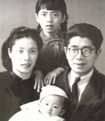 1943年,常书鸿到达敦煌,一年之后,陈芝秀毕业,也带着女儿常沙娜来到