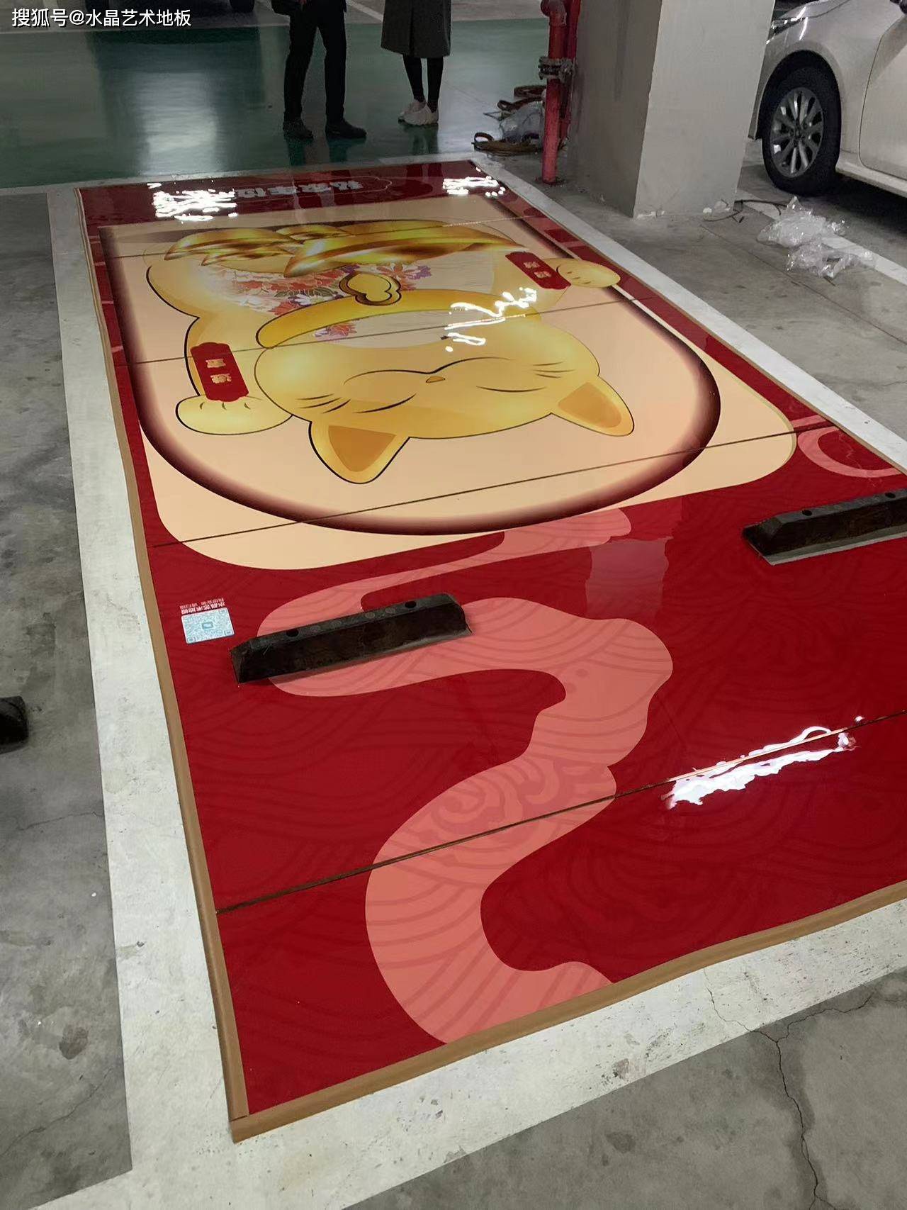 车位地板艺术盛宴:水晶艺术地板,彩绘涂鸦,打造个性化停车空间