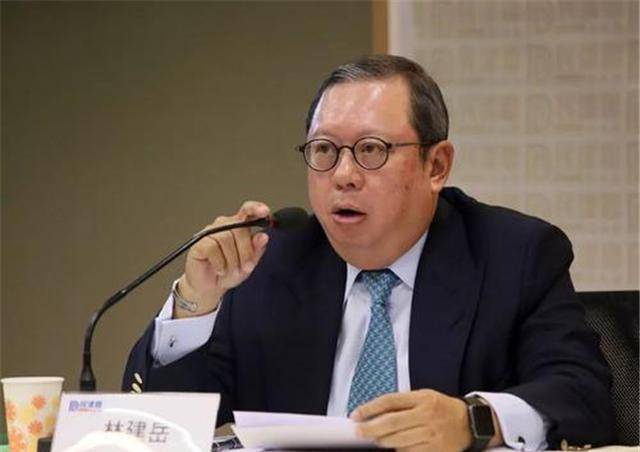 孙恋"的标签,而继承人林建岳也风流韵事不断,孙辈林孝信更是夜店达人