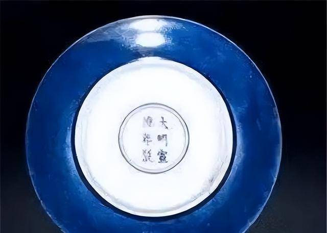 原创70年代老太拿来一只碗被估价5亿原是从茅房挖出又做鸡食碗