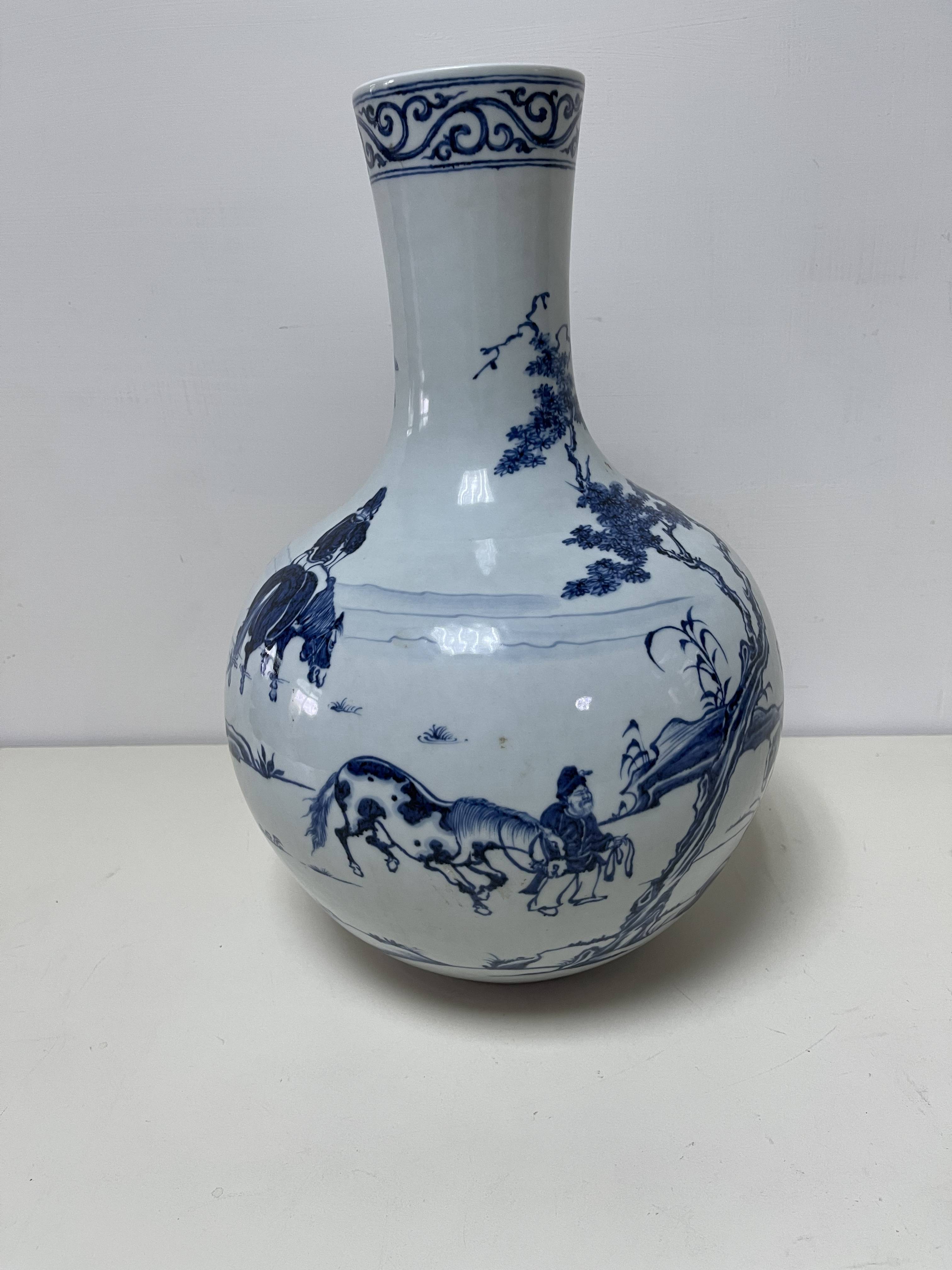 釉精细,青色浓艳,造型多样和纹饰优美而负盛名,与宣德青花瓷一道被称