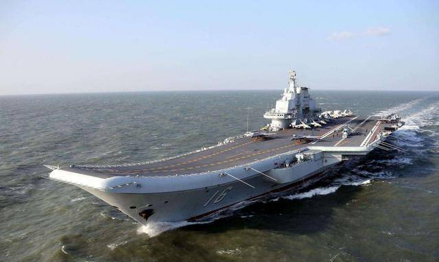 航母甲板上的彩虹风景线他们是我国航母战斗力的最大保障