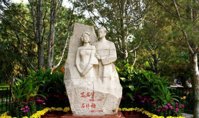 但都不再谈论感情,不过都默契地佩戴着各自的象牙戒指