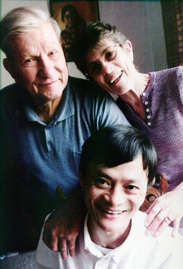 原创35年前一老外每年资助400元成首富后马云如何报恩的