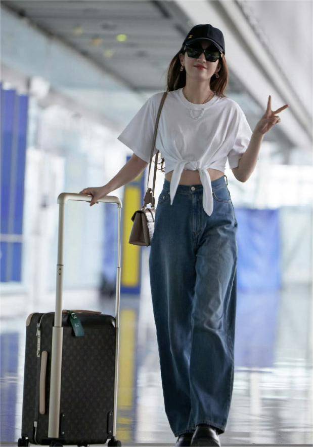 刘亦菲现身lv大秀,马甲线成焦点,网友惊叹不已