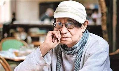 原创邪不压正还原老北京风情喝豆汁吃烤肉穿衬衣骑单车