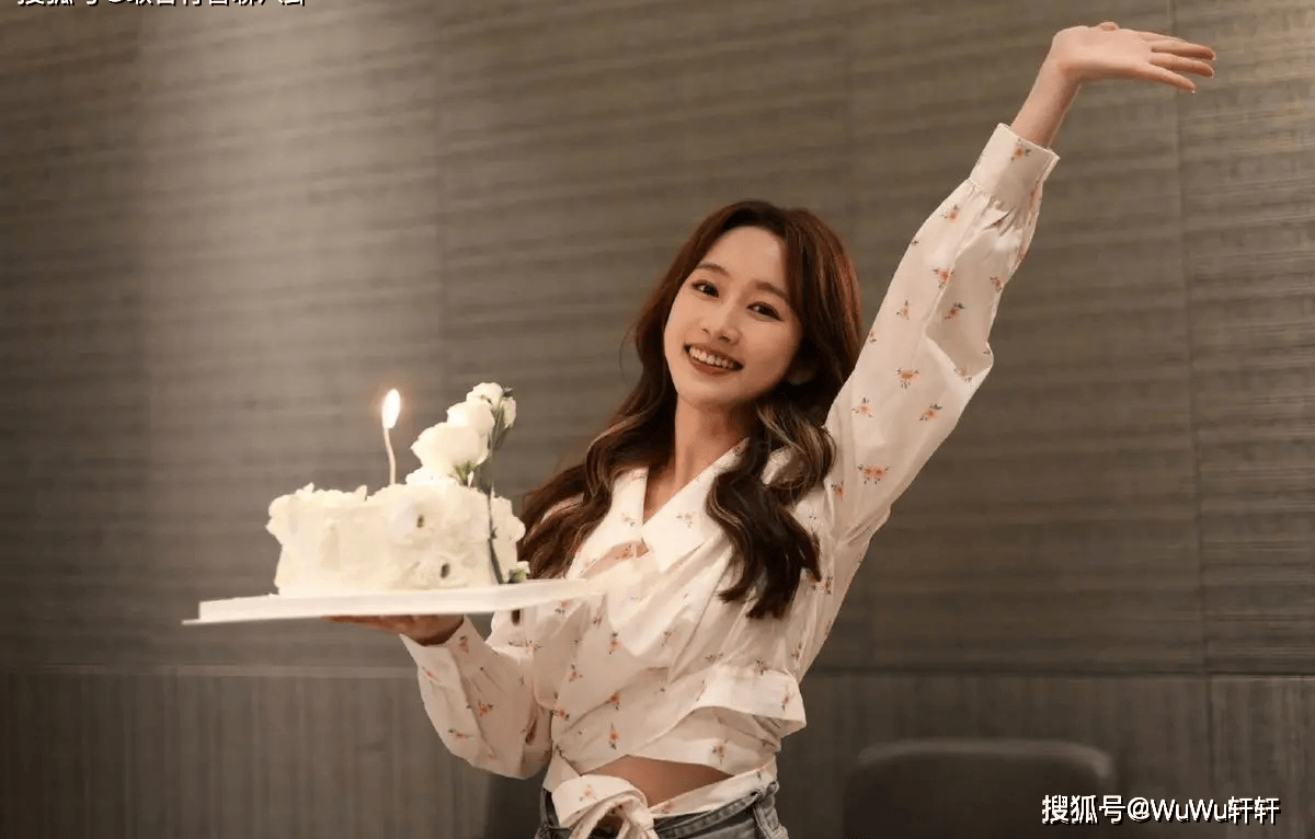 32岁刘美含晒比基尼美照露甜美笑容少女感十足网友泳装女神