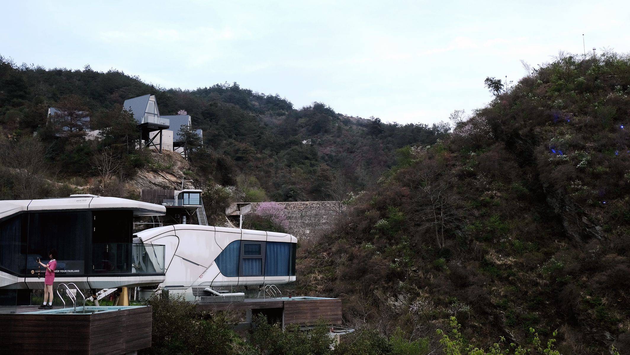 这座现实生活中"绿野仙踪"版的小众景区,引来了与辉同行打卡清凉寨