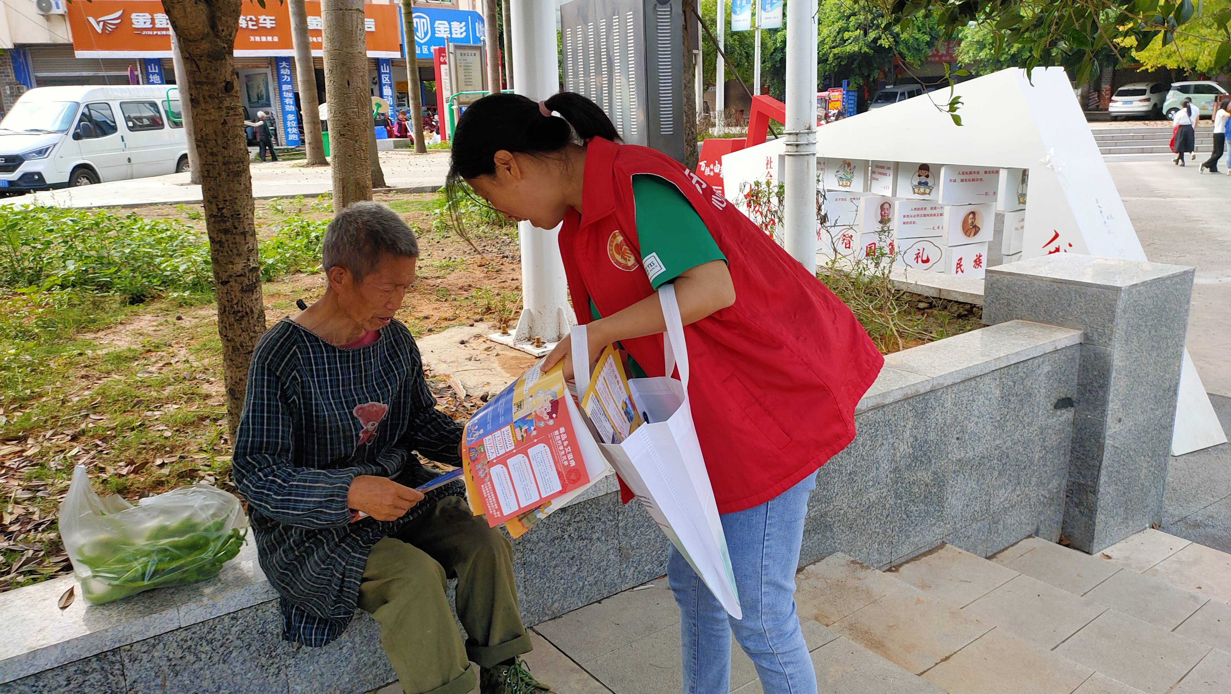 东坡区万胜镇开展一场部门联合普法宣传活动