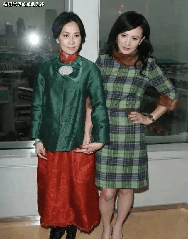 刘嘉玲同框曾华倩,同为57岁状态大不同,一个风韵犹存一个老态明显