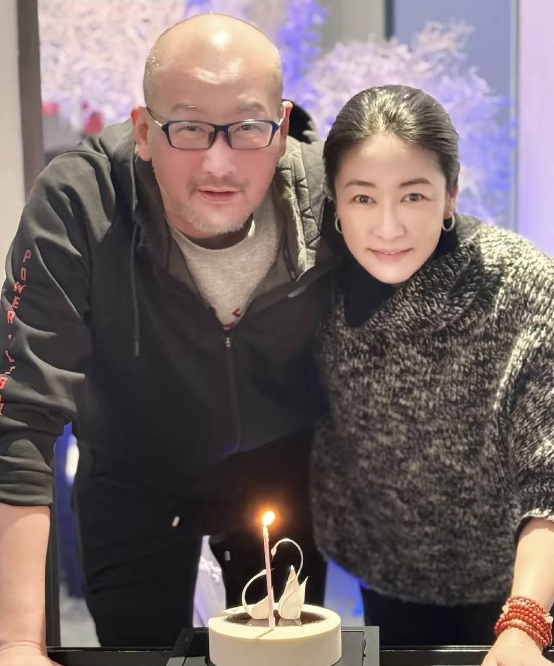 管虎夫妇现身北影节,全程手牵手好甜,52岁梁静一袭长裙漂亮大气