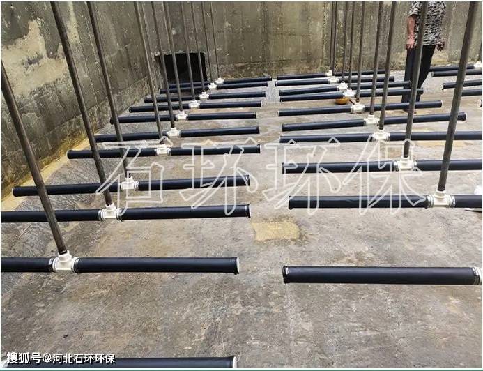 橡胶膜片管式微孔曝气器是目前应用的最新型曝气充氧装置,主要由支撑