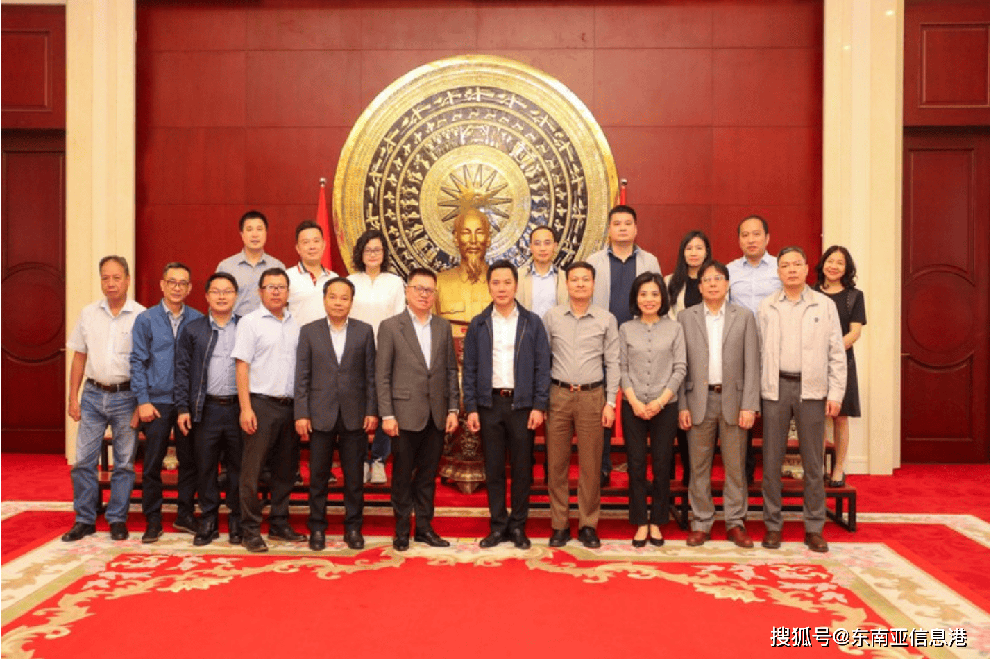越南驻华使馆公使宁成功;人民日报社总编辑于绍良,副总编辑崔士鑫参加
