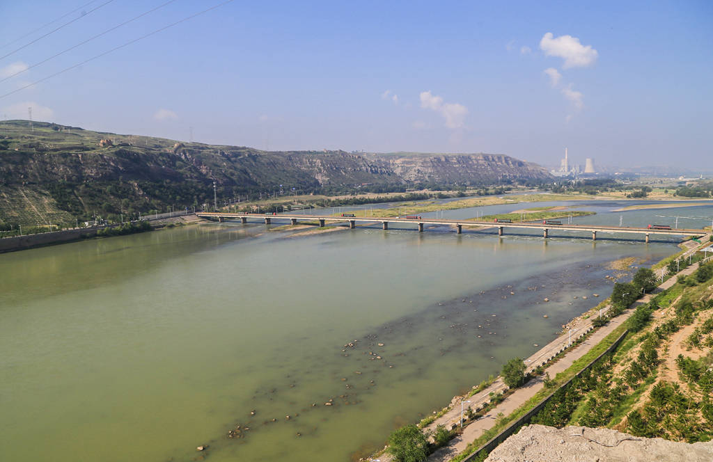 有"天下黄河第一滩"之称连接陕西府谷县和山保德县的黄河大桥站在