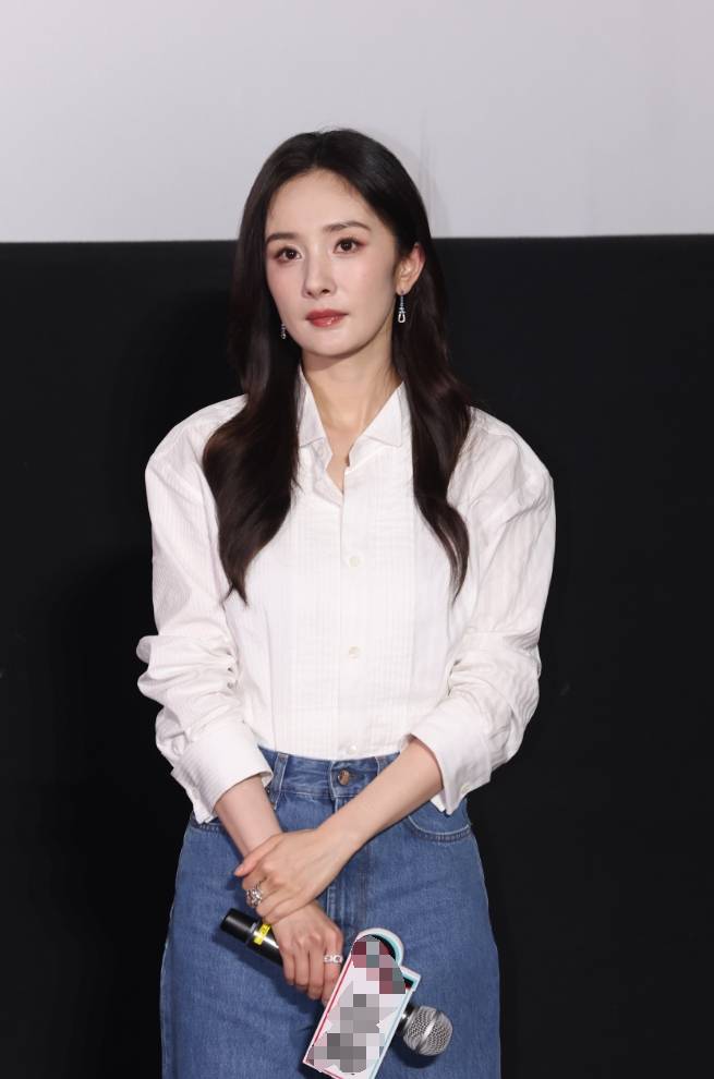 杨幂白衬衫牛仔裤清新简约 认证关雪是"破防担当"