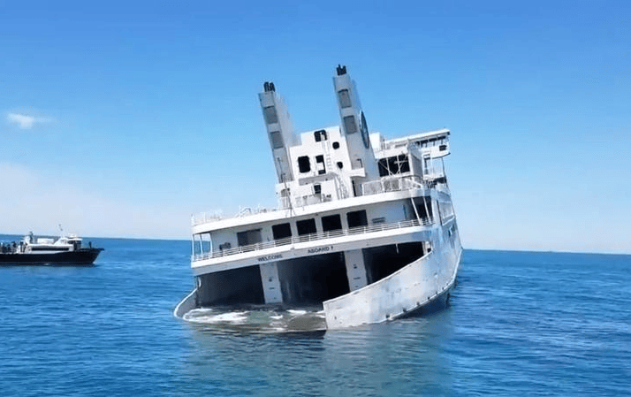 大型海船在失事的时候,为什么宁愿等到船沉没,也不能跳海求生?