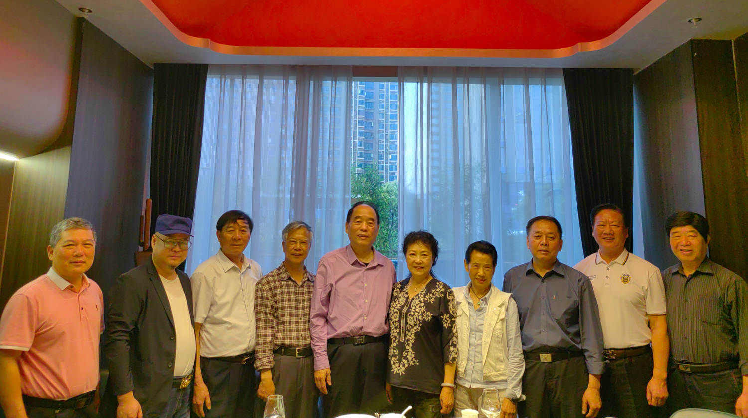 近日,原铁道兵四师宣传队战友,享有"军营百灵鸟"称誉的王金玉(网名