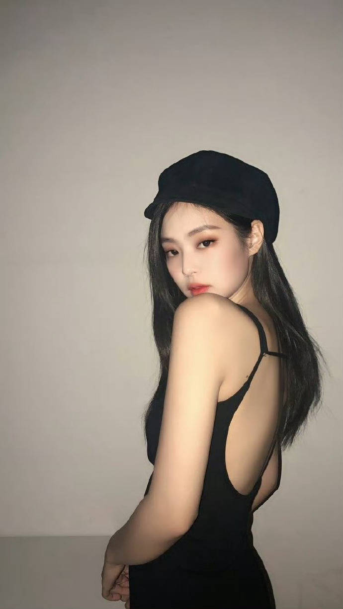 jennie纽约gm快闪店活动图,好美! 黑色露背连衣裙