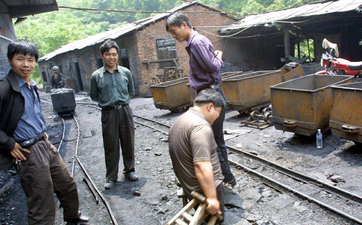 煤矿绞石车旁,本来是已经停好了的车却突然地发出了声音,唐毅吓了一跳