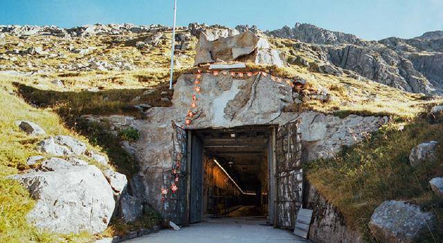 瑞士这样大量修建防空洞的国家还有很多,其中阿尔巴尼亚有78万个掩体