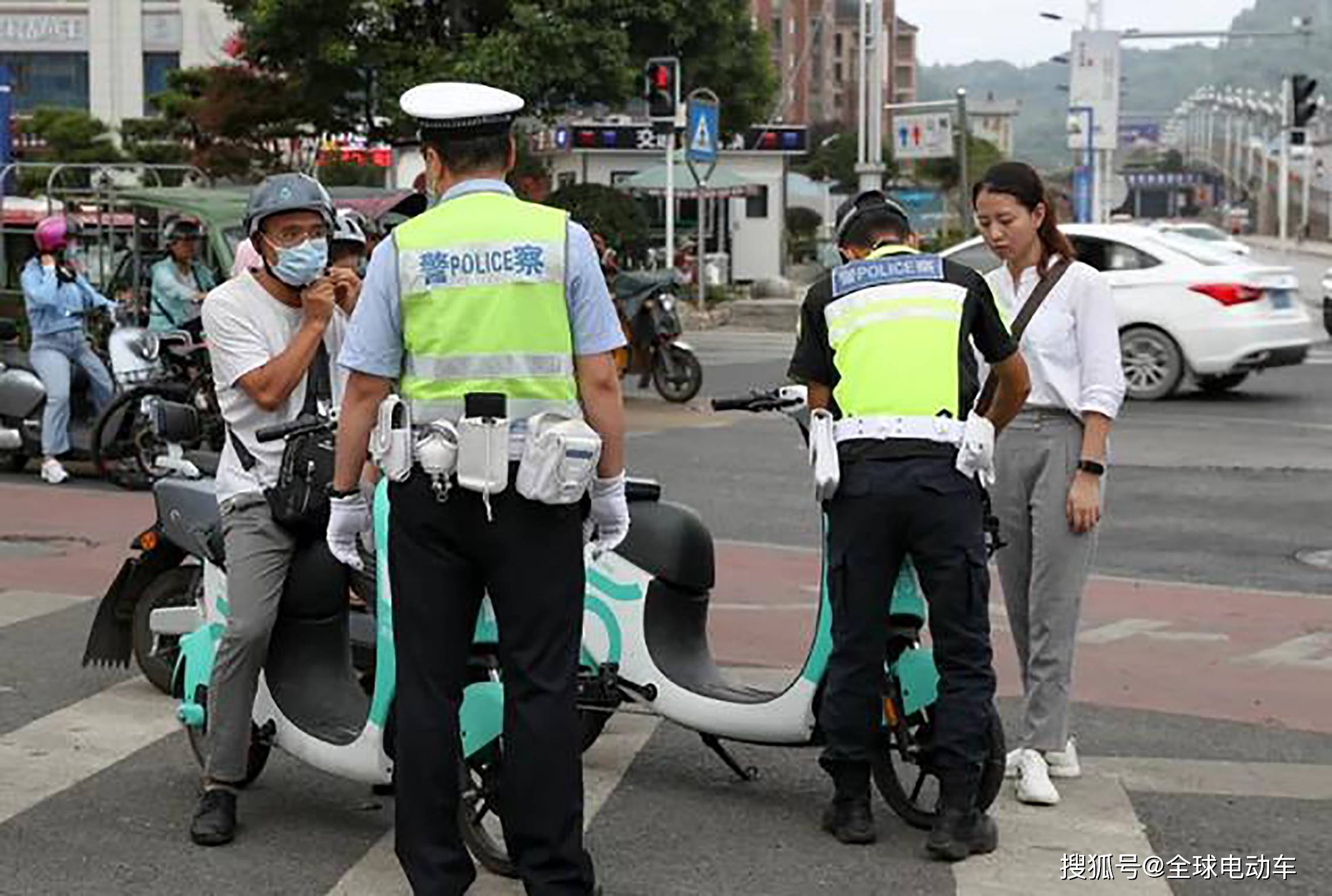 车主出行注意了_违规_自行车_汽车