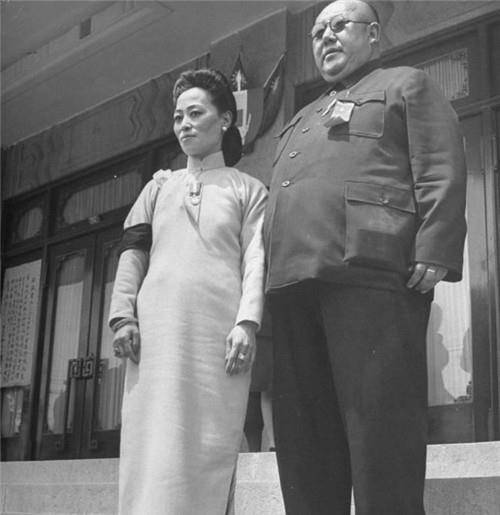 他逃亡美国时,带三个老婆和7.5吨黄金,弥留之际却说:想回家了