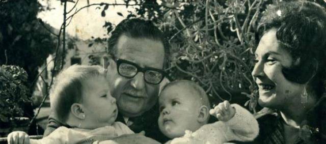 智利总统阿连德,一人面对全国叛军拿ak47战死,至死不向美国低头