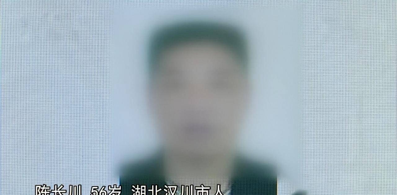 2018年,湖北一养鸡场土地泥土呈灰白色,警方调查后牵出惊天大案