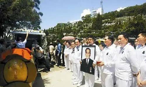 他出身于当地的一个大户人家中,12岁离开家乡,分别到过厦门,上海,北平