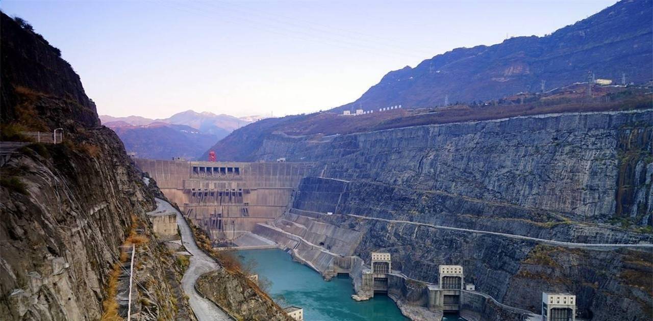 而吴松自然也是乔家大院的常客,为了获得建设许可,乔永仁先后给其送去