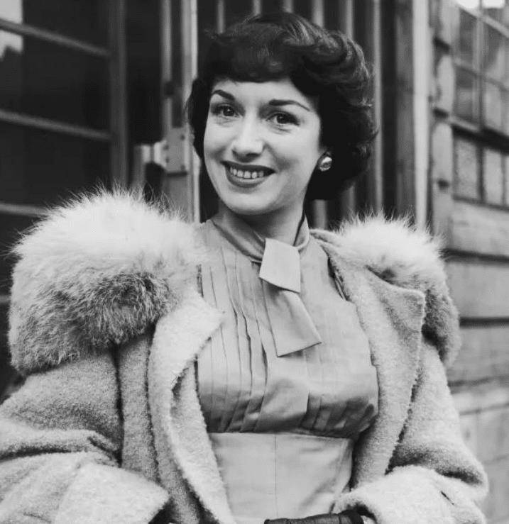 帕特可以算得上亲王婚内第一个情人,此后亲王更加是如鱼得水,在婚内有