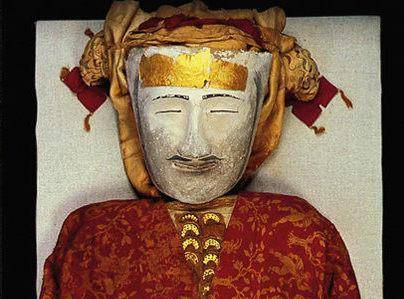 新疆挖出1000多年前男尸,身材高大衣着华丽,网友:美男子