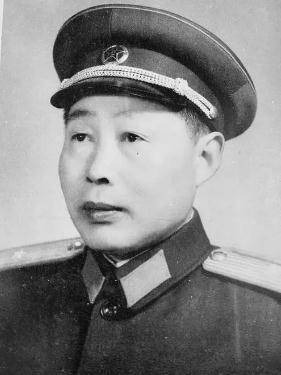 是通信骑兵,不是战斗骑兵,平时缺乏战斗训练;二是临时编成,很难指挥