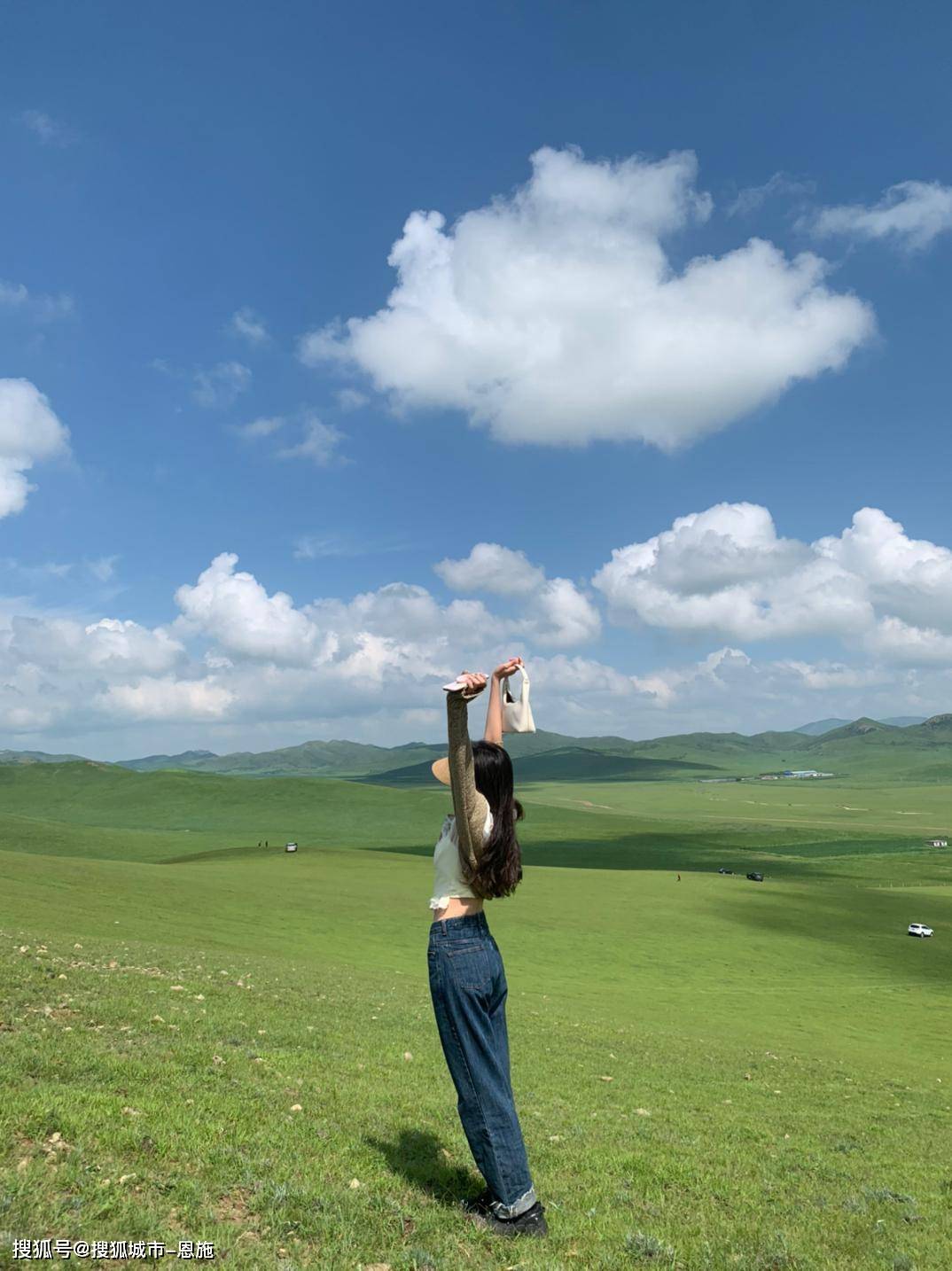 女生草地上的背影照片图片