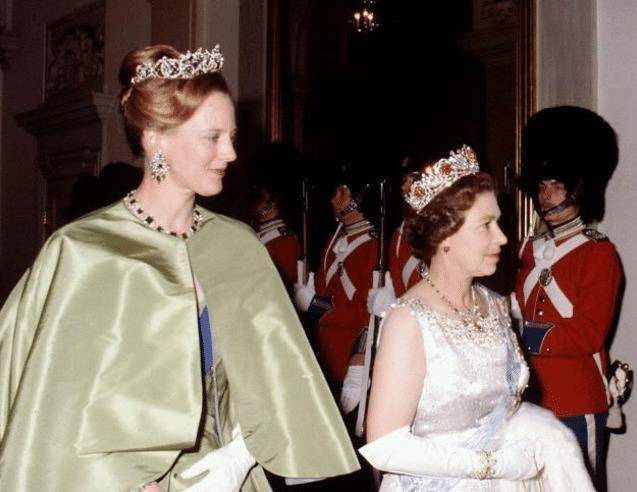 82岁丹麦女王:被丈夫亲亲抱抱举高高,夫妻恩爱51年比英女王幸福