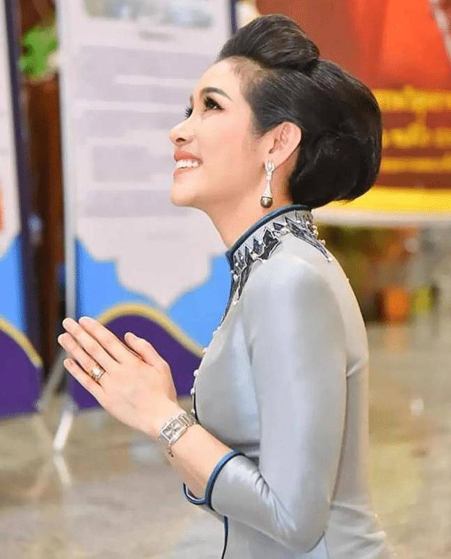 泰国贵妃诗妮娜:靠丑照俘虏泰王,玩儿心机想和王后一争高下