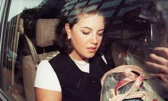 莱温斯基:闺蜜的录音让她陷入绝境,没洗的蓝裙成为她_