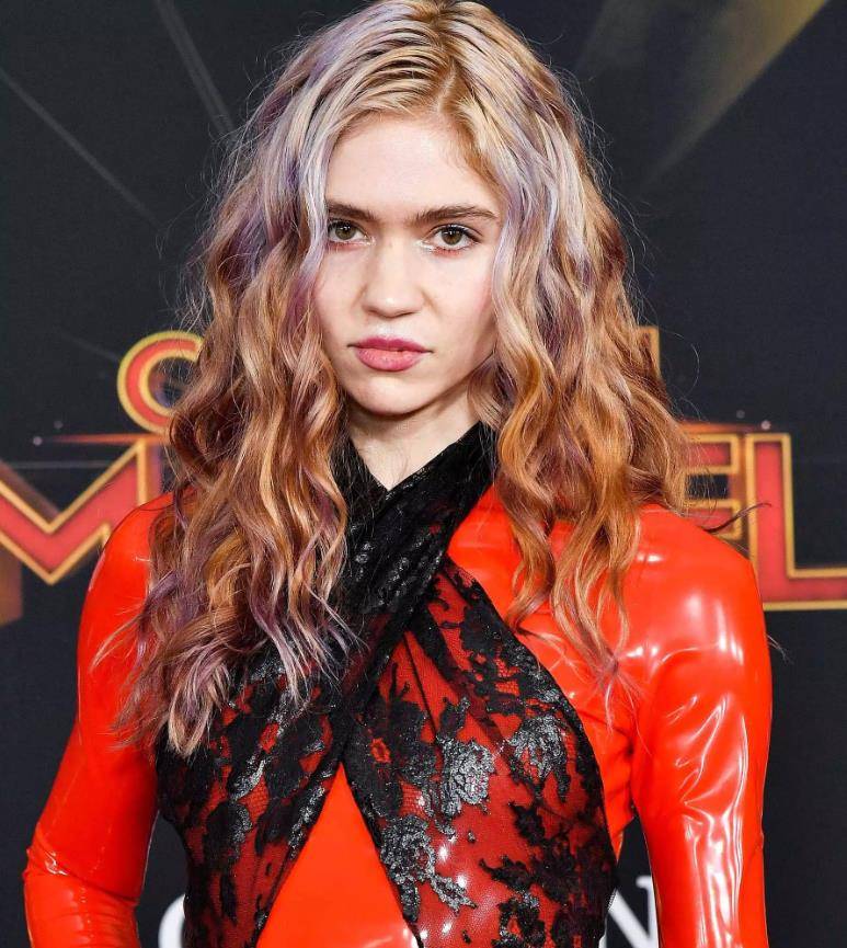 格莱姆斯:马斯克的奇葩前任,造型五彩斑斓,分手后还给他生孩子