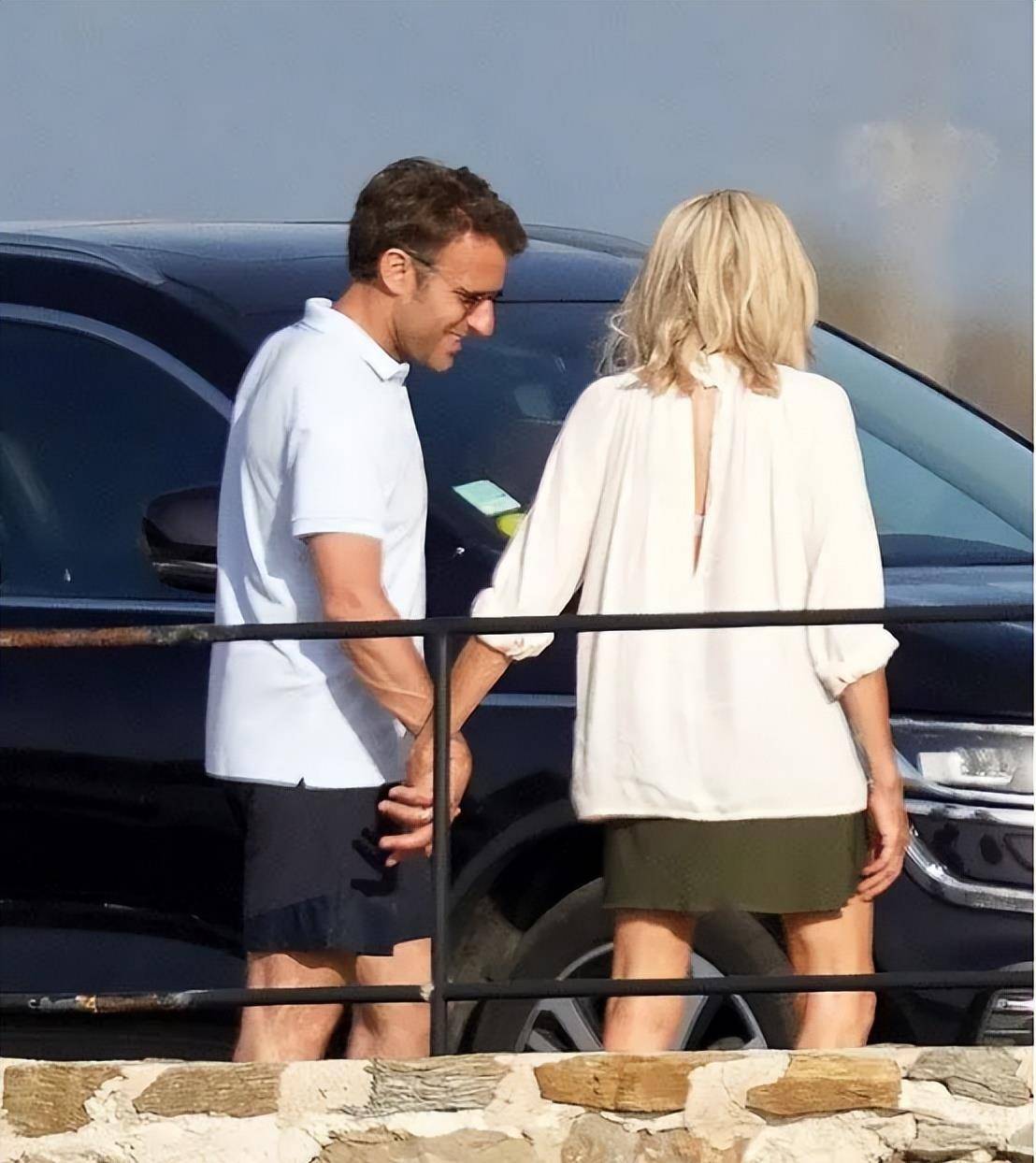 马克龙拉着手带老婆度假,69岁的布丽吉特身穿露背迷你裙,好甜