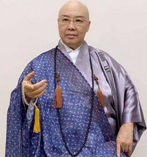 别人修佛穿百衲衣,披袈裟,恒述法师却请来日本高级设计师为自己订制