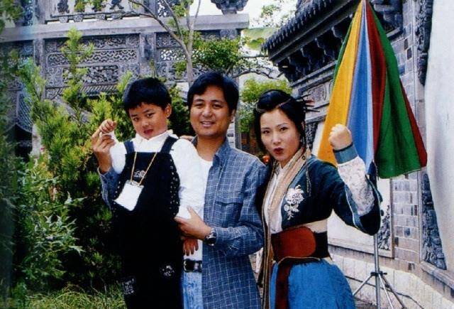 何赛飞:25岁嫁初恋,儿子跟她姓,32年无绯闻,婚姻美满知足常乐