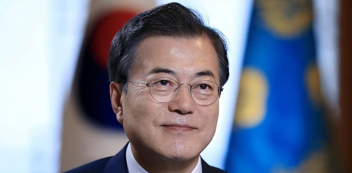 文在寅退休后:满头白发胡子拉碴,在村子里开书店,自己当管理员