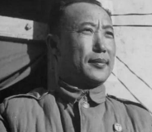 卢汉见状,就让龙泽汇就把李弥的老婆找了过来,让她给李弥做工作.