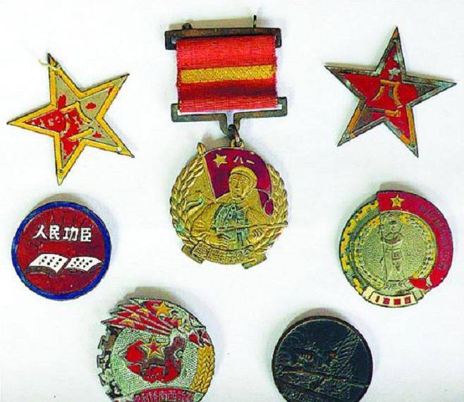 李德银老人的军功章昔日战袍染血的战斗英雄,刀枪入库,开始过上了锄草