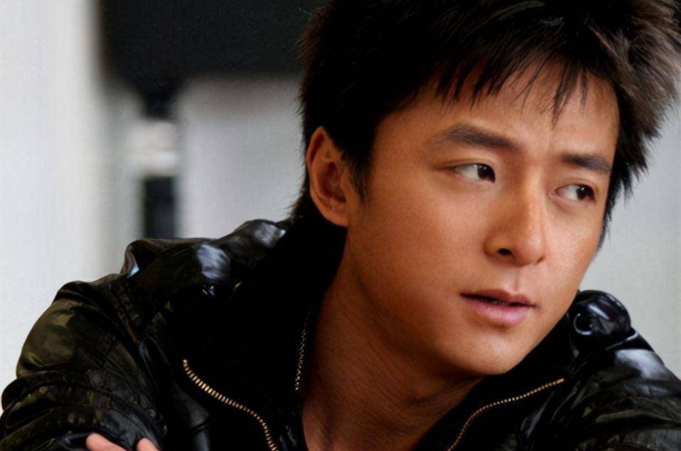 "巨婴"朱雨辰:被亲妈逼到写"遗书",两任女友难敌三无亲妈