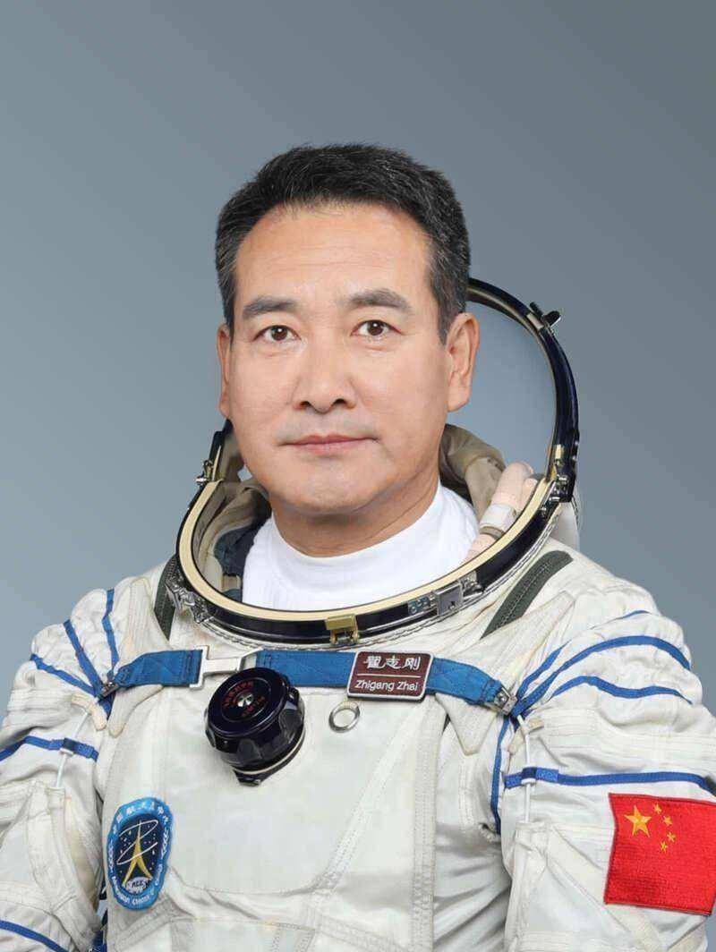 我国共13人上过太空,为何两位是航天英雄,其他是英雄航天员?